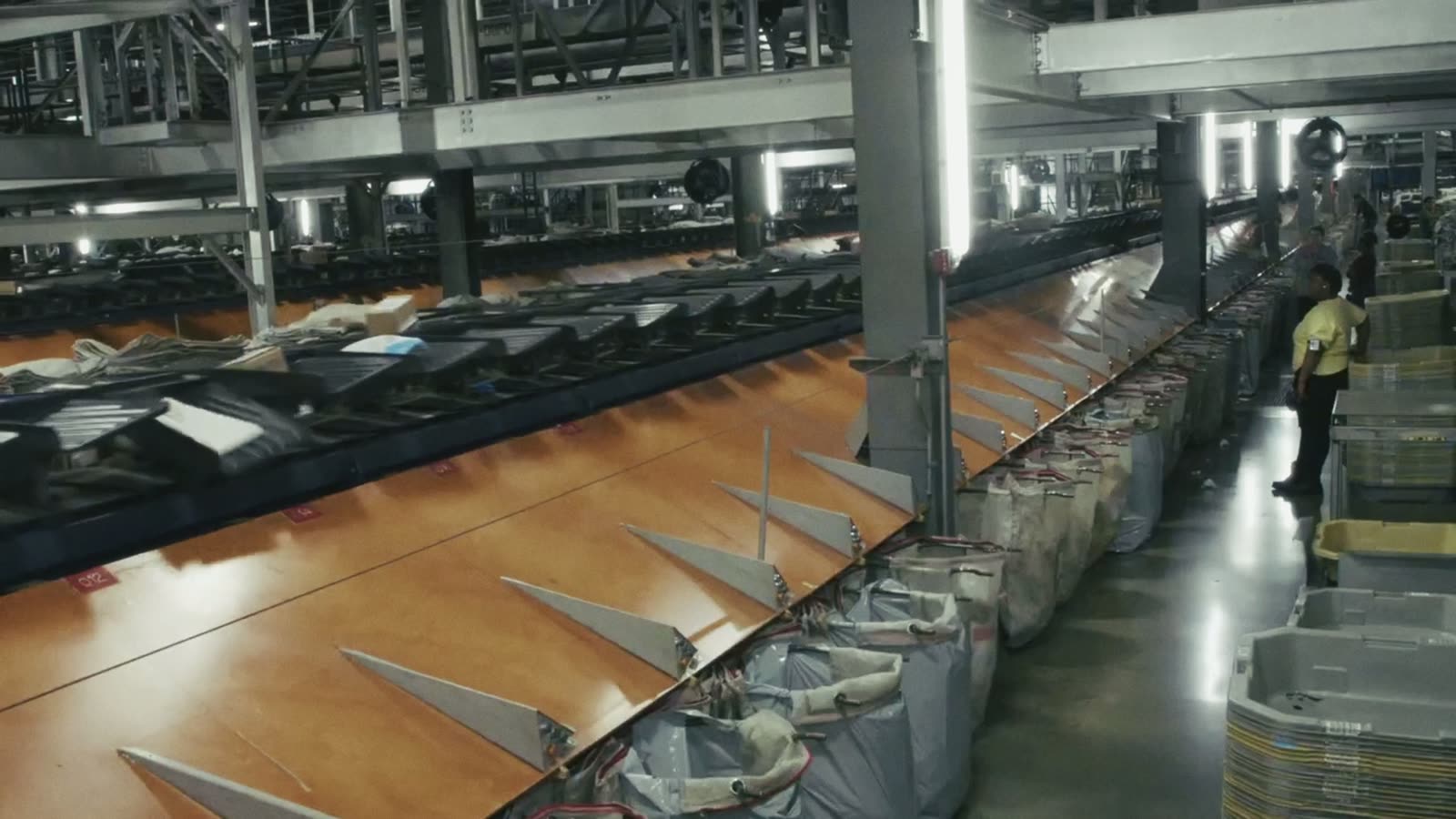 Courier 1 Parcel sorting conveyor
